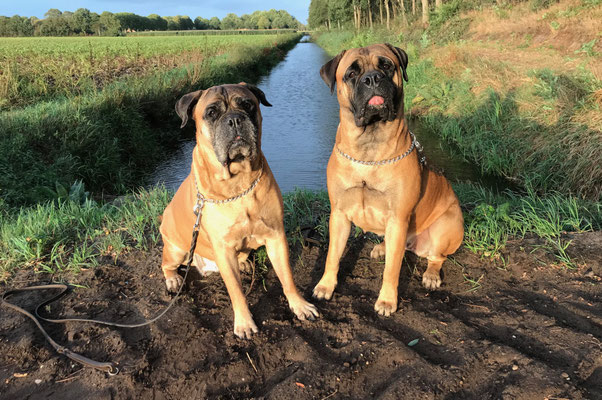 Caro (rechts) en oma Roos. Augustus 2020.