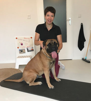 Caro geniet van haar behandeling bij onze osteopaat Nanne. Augustus 2020