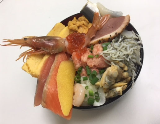 いろんな種類が一度に楽しめる！スペシャル大漁丼★