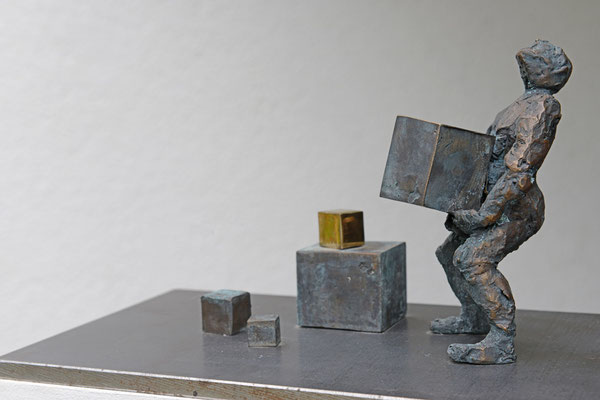 Der Würfelschlepper - Bronzeskulptur von Ines Mösle