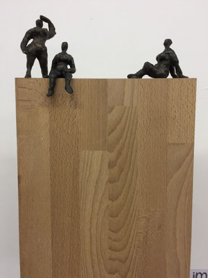 Sonnenbadende - Bronzeskulptur von Ines Mösle
