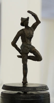 Platt`l Schorsch, Bronze auf Spieluhr, H 17cm, D 7cm, 270g     Der Platt`l Schorsch mit Lederhose, Prototyp des bayerischen Schuhplattlers