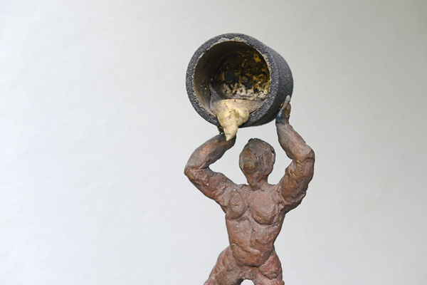 Der Gießer / Detail - Bronzeskulptur von Ines Mösle