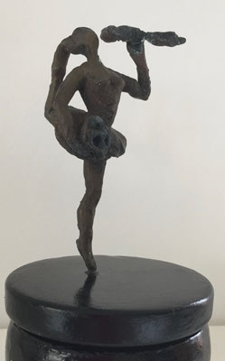 Würscht`l Vroni, Bronze auf Spieluhr, H 16cm, D 8cm, 300g   Versinnbildlicht die Genussfreudigkeit