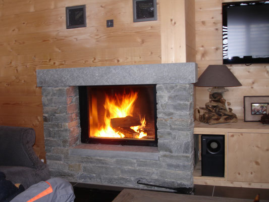 Cheminée mit Bruchstein und Holz Riederalp