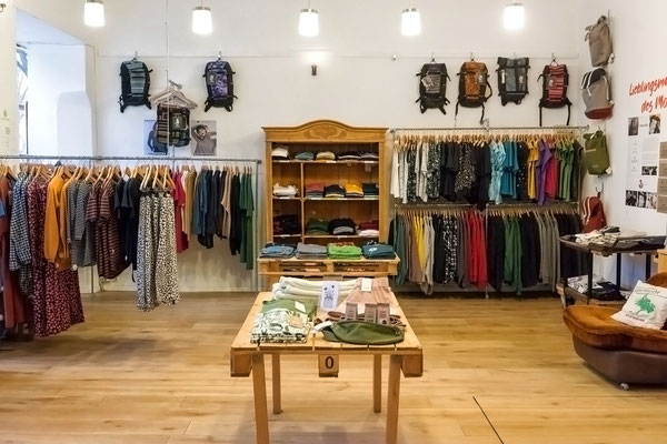 Schau mal vorbei in unserem Fair Fashion Store in Berlin-Kreuzberg und lass Dich inspirieren.