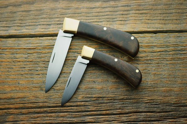 Zwei klassische Slipjoint Folder mit stabilisiertem Walnussholz als Griff