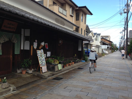 長岡京市立神足ふれあい町家。神足町の旧家（旧石田家住宅）を保存しながら人々が集い、文化を発信するサロンとして活用。