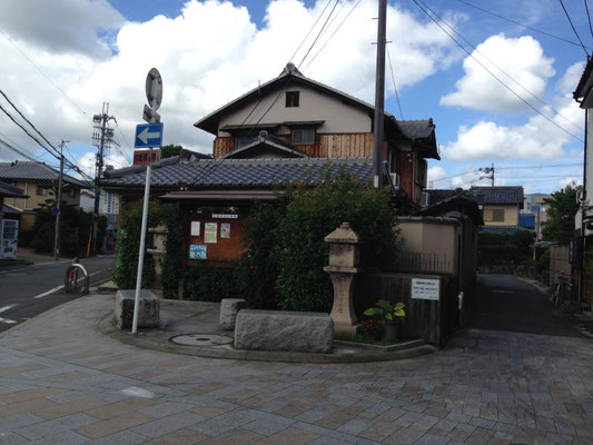 西国街道は神足町へ。ポケットパークのクランクが旧道だ。