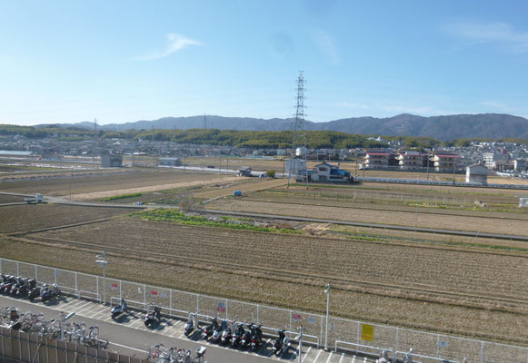 阪急洛西口駅から向日丘陵をみる。まさに長い岡だ。背後は西山の峰。