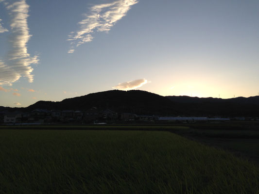 野山の落日。一雨ごとに深まる秋。