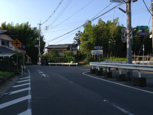 善峯道との交差点を南から。すぐ向こうは京都市西京区になる。西山を望みながらの丹波街道歩き。