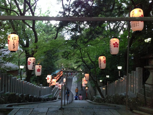 8月25日の夏祭り。提灯にいざなわれて。