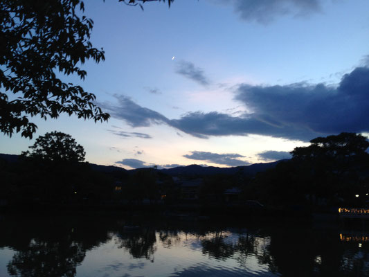 8月25日、夏祭り。今日は三日月。お月さんを探してください。