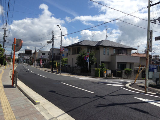 大山崎の西国街道東黒門跡を進むと、ここから久我縄手が分岐する。