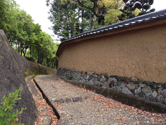 佐藤家住宅の周りはさまざまな塀で囲まれている。特に南西の土塀は大規模で、迫力満点だ。