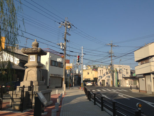 五辻付近(向日市)。柳谷参詣の灯籠が里帰りして、西国街道のポケットパークになっている。