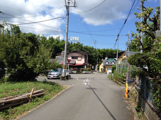 善峯道との交差点を東から。この道をまっすぐに進んで善峯へ。