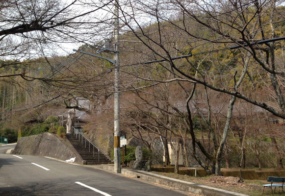 西山の谷合に造成された小さな境内に、平安時代の庵室遺構が残っていた。大字名として伝わる天台宗の古刹だ。