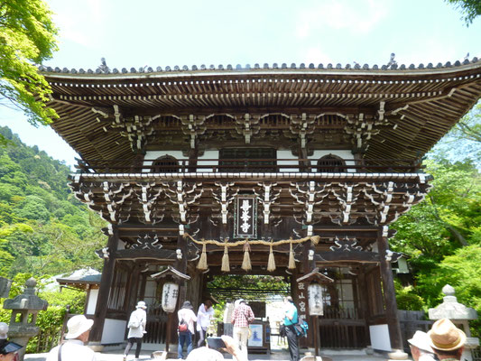 険しい山道をたどると楼門。