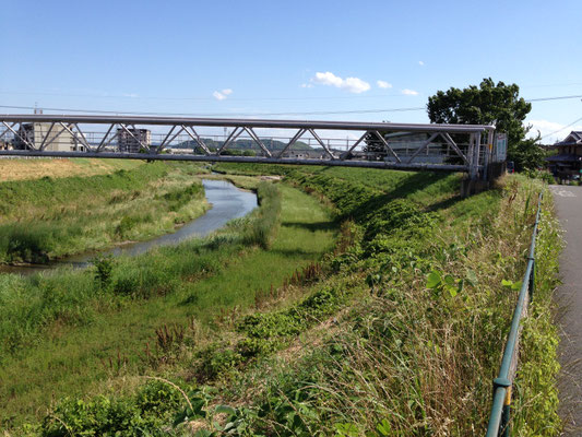 小畑川下流、大門橋(長岡京市)から南をみる。正面は男山。