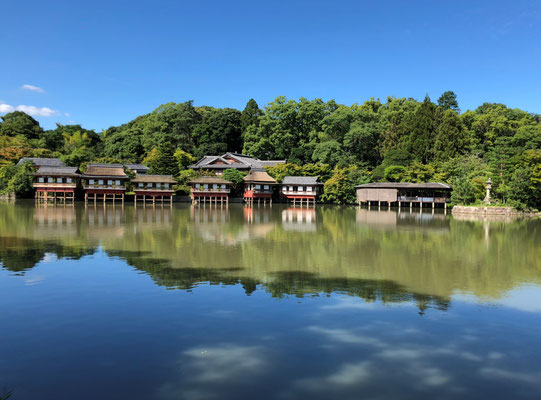 水面に浮かぶ錦水亭