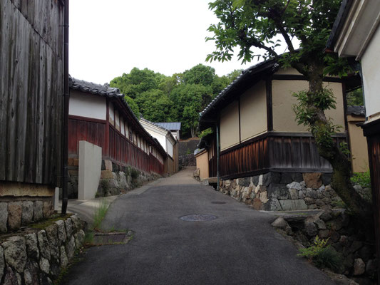 丹波街道から長法寺の旧い集落に入る。右側が佐藤家住宅。江戸時代はじめから続く庄屋の屋敷構えがすばらしい。文化財説明板があります。