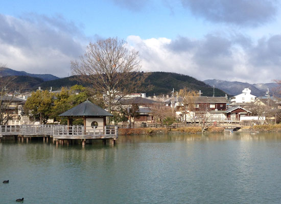 野山の向こう、西山がうっすらと白く。