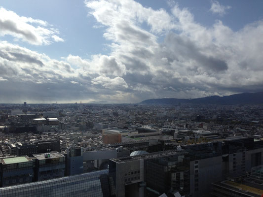 京都タワーからみた天王山。雨上がりの空に男山が霞んでみえる。