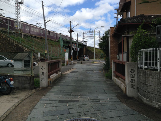 上植野(向日市)を抜けて、いよいよ向日町へ。今は阪急電車と交差する。