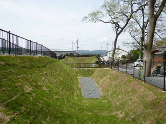 勝龍寺城外郭土塁と濠が保存されている神足公園。2015年、待望のオープン。