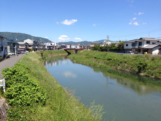 小畑川中流、今里橋(長岡京市)から下流をみる。正面は伏見・宇治方面の山並み。