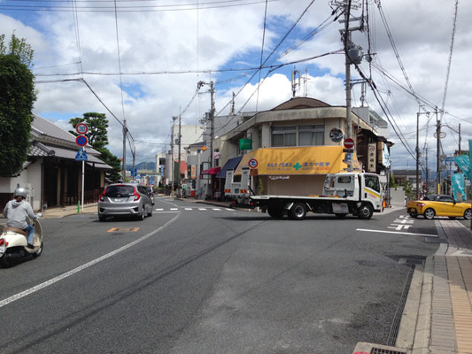 西国街道と物集街道の分岐点。付近には須田家住宅や富永屋が残り、向日町の賑わいを伝える。