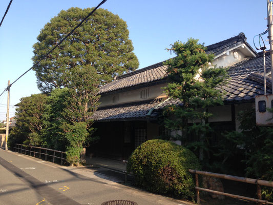 調子(長岡京市)中野家住宅。江戸時代、永井直清によってつくられた茶屋町のあったところだ。文化財説明板あります。