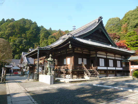 本堂の大工は地元神足町の岩岸四郎左衛門。一部に慶長の部材を含む幕末の本格的な仏堂だ。