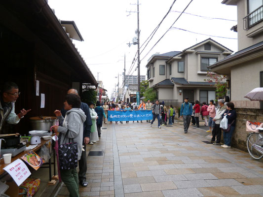 ガラシャ祭の西国街道。