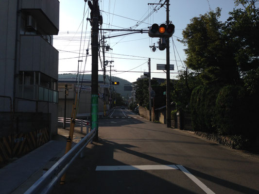 長法寺小学校付近。柳谷道が交差しています。このあたりから少し坂道。むかしの雰囲気が残っている。