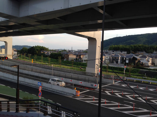 京都縦貫道長岡京インター付近から天王山と男山。いつの時代も交通の要衝だ。