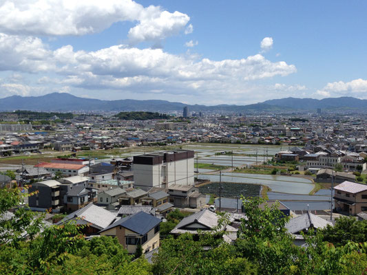 西山公園体育館からみた向日丘陵と比叡山。長岡京全体を西から望むことができる。