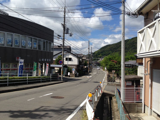 少し坂道を下って振り返ると天王山。