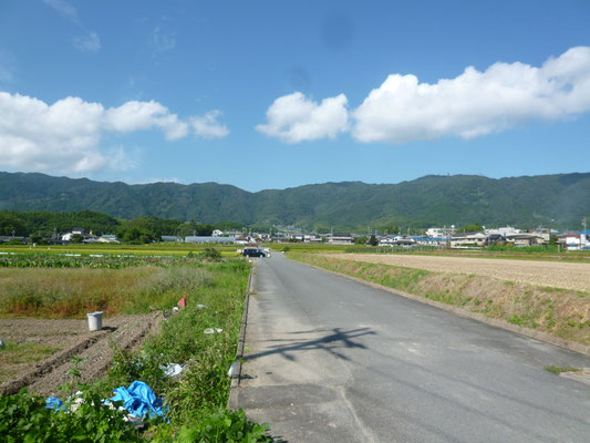 灰方(京都市西京区)から西山をみる。灰方は桂昌院の善峯寺・金蔵寺再興のさい、普請場がおかれたところだ。