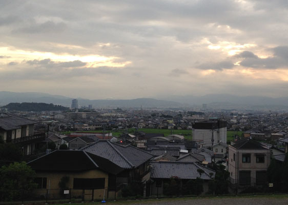 長法寺から朝焼けの長岡京跡。左の小高い丘が向日丘陵。