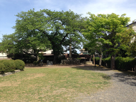 「長岡宮城大極殿遺址」の石碑(向日市)。明治28年(1895)の平安建都1100年のさい、地元の人々の努力によって建立されたものを、大極殿公園に移した。。