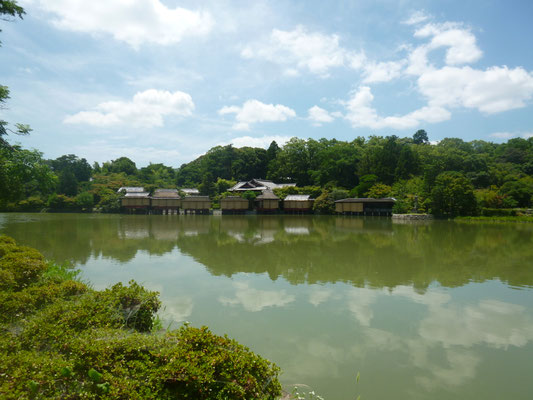 夏はすだれで暑さをしのぐ。出島と池座敷の絶妙なコラボ。