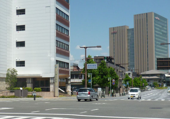 長岡京駅前交差点の「長岡京発見之地」石碑(長岡京市)を遠望。このあたり(開田地区)では長岡京の遺構がたくさん発掘されている。