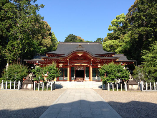 拝殿は御神忌1100年祭にあたって改装。奥の本殿・祝詞舎・透塀は、明治28年(1895)の平安神宮創建の建物。昭和16年(1941)に平安神宮から移築された。