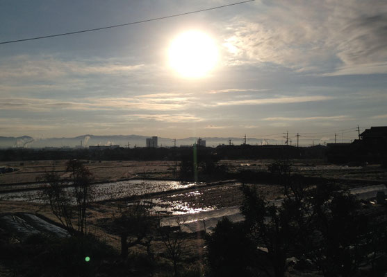 寒い朝、丹波街道から。中央の高いビルのところがJR長岡京駅。