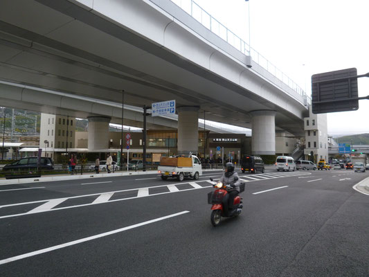 阪急西山天王山駅。京都縦貫道の開通にともなう道路の付け替えですっかり変わったけれども、西国街道から丹波街道が分岐していました。