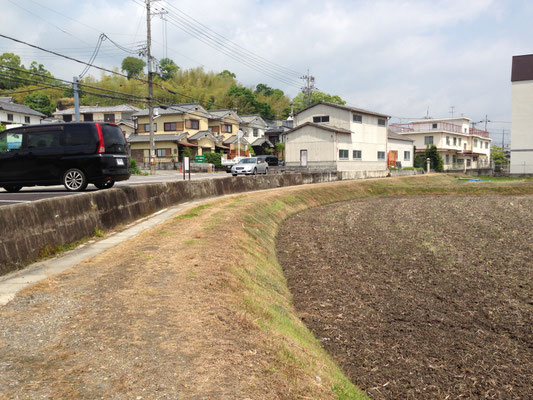 あぜ道として残る旧丹波街道。愛宕灯籠もお見逃しなく。比叡山・東山を望みながらの丹波街道歩き。