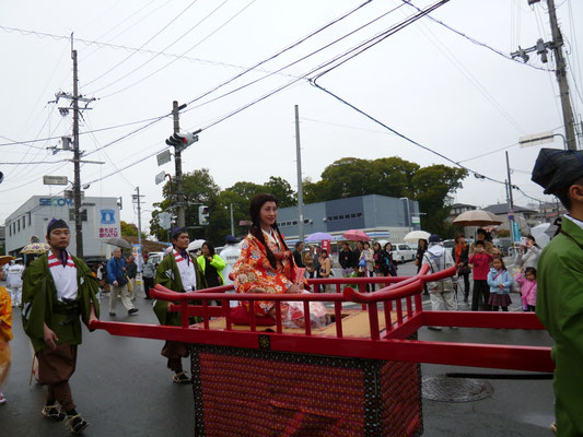 勝龍地城外郭土塁の保存と整備が始まり、感慨一入のガラシャ祭り2014。後ろの森は神足神社。